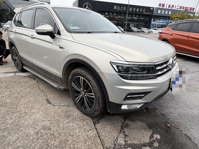 Volkswagen Tiguan L 2017 380TSI Automatic 4WD Luxury – фото 3
