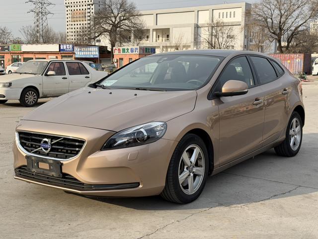 Volvo V40 2016 модификация T3 Smart Yi Edition – фото 1