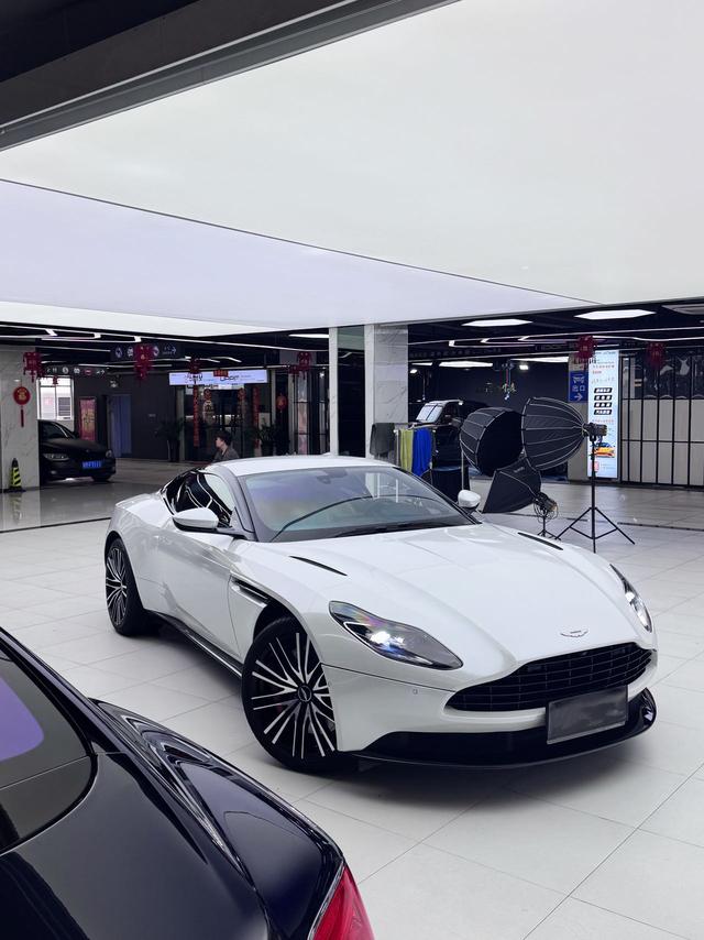 Aston Martin DB11 Модель 2019 года 4.0T V8 Coupe