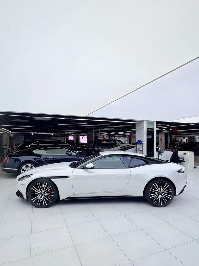 Aston Martin DB11 Модель 2019 года 4.0T V8 Coupe