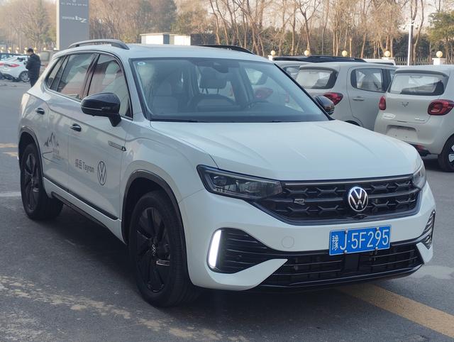 Volkswagen Tayron 2023 Modi f ied 380TSI 4WD R-Line High Per f ormance Edition – фото 3