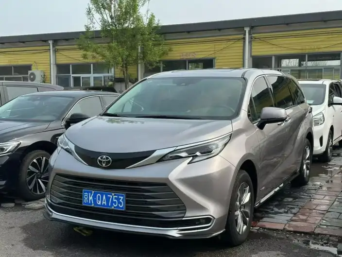 Toyota Sienna 2024 Model Hybrid 2.5L Deluxe Edition