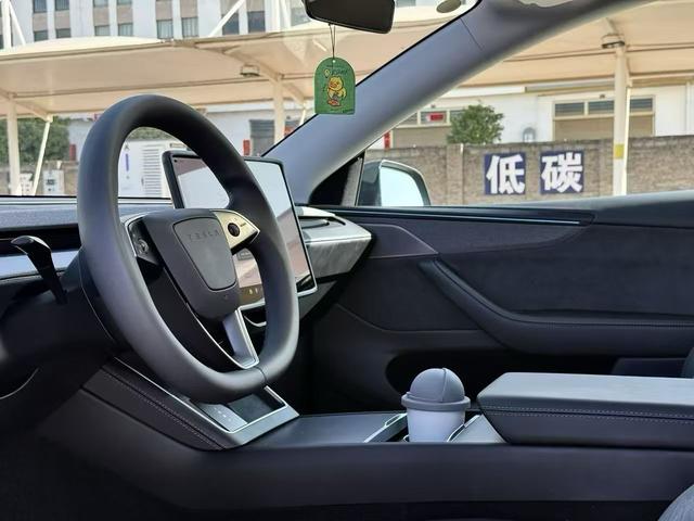 Tesla Model Y 2025 Long Range AWD – фото 5