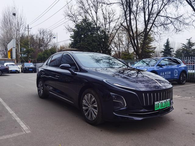 Hongqi E-QM5 2024 модификация 500KM Travel Edition 100kW – фото 2