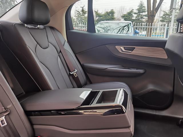 Hongqi E-QM5 2024 модификация 500KM Travel Edition 100kW – фото 12