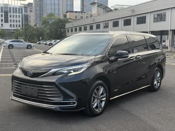Toyota Sienna 2023 Model Hybrid 2.5L Deluxe Edition