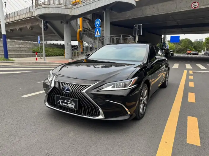 Lexus ES 2020 Model 300h Superior Edition China VI