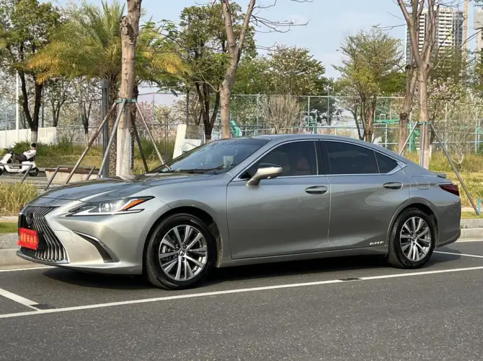 Lexus ES 2020 Model 300h Superior Edition China VI