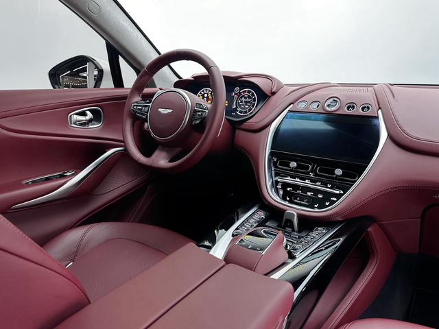 Aston Martin DBX Модель 2022 года 3.0T STRAIGHT SIX