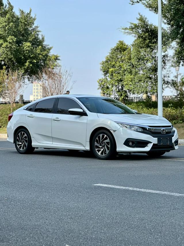 Honda Civic 2016 220TURBO CVT Luxury – фото 3
