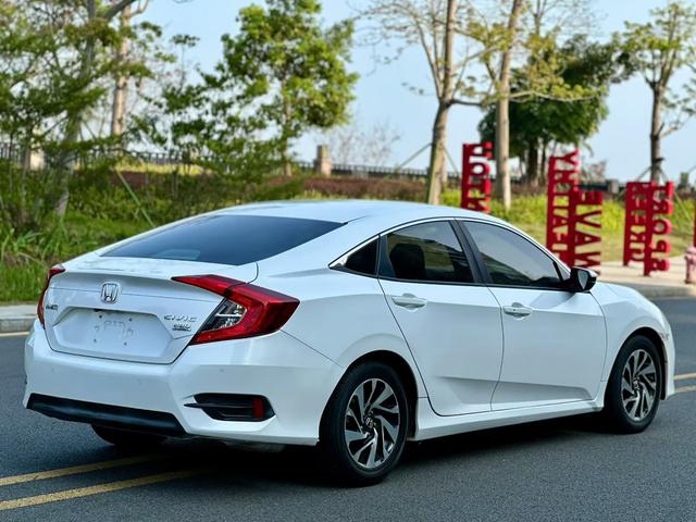 Honda Civic 2016 220TURBO CVT Luxury – фото 9