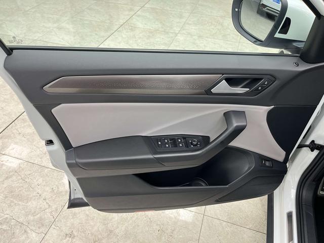 Volkswagen T-Roc Раздел 2023 300TSI DSG Starlight Edition – фото 10