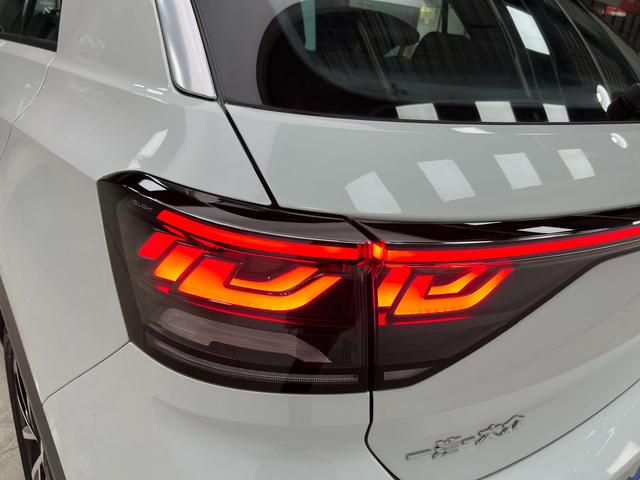 Volkswagen T-Roc Раздел 2023 300TSI DSG Starlight Edition – фото 19