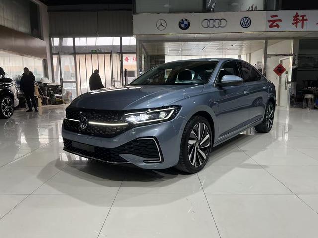 Volkswagen Passat 2022 330TSI Premium – фото 1