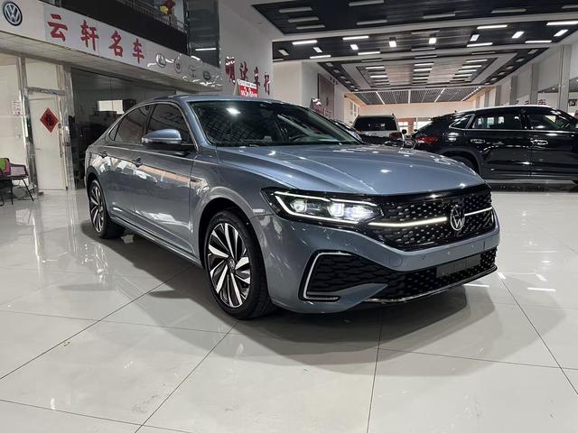 Volkswagen Passat 2022 330TSI Premium – фото 3