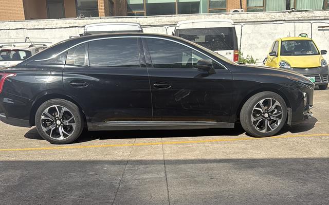 Hongqi E-QM5 2021 Charge Flagship Edition – фото 3