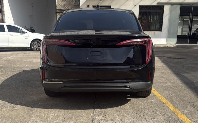 Hongqi E-QM5 2021 Charge Flagship Edition – фото 4