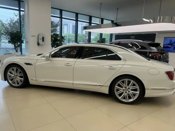 Bentley Flying Spur 2026 Model 4.0T V8 Standard Edition