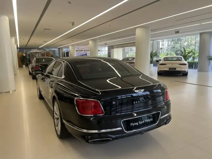 Bentley Flying Spur 2026 Model 4.0T V8 Standard Edition