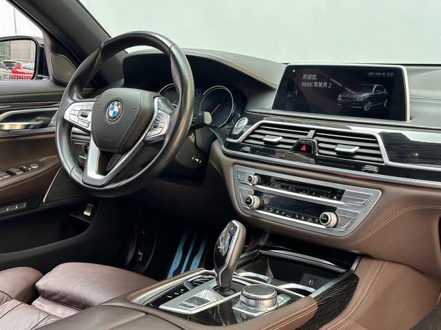 BMW 7 Series Модель 2018 года 740Li Leading M Sports Set – фото 10
