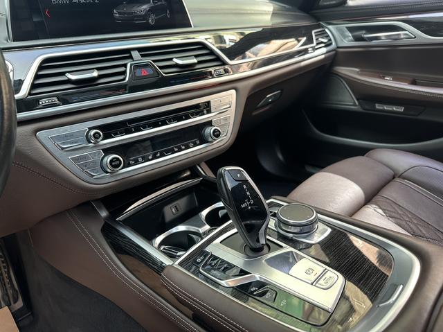 BMW 7 Series Модель 2018 года 740Li Leading M Sports Set – фото 11
