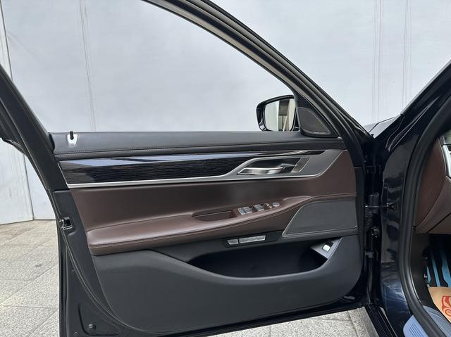 BMW 7 Series Модель 2018 года 740Li Leading M Sports Set – фото 12