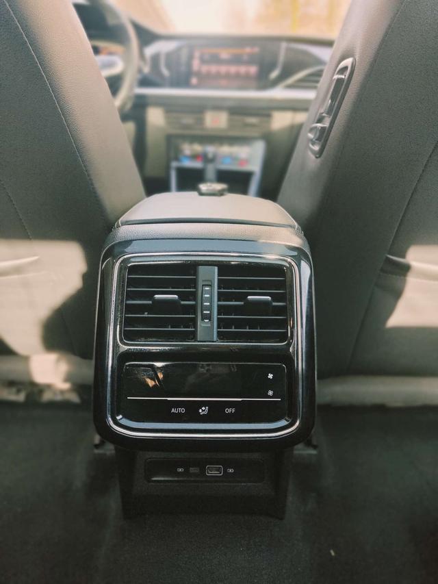 Volkswagen Passat 2022 330TSI Elite – фото 13