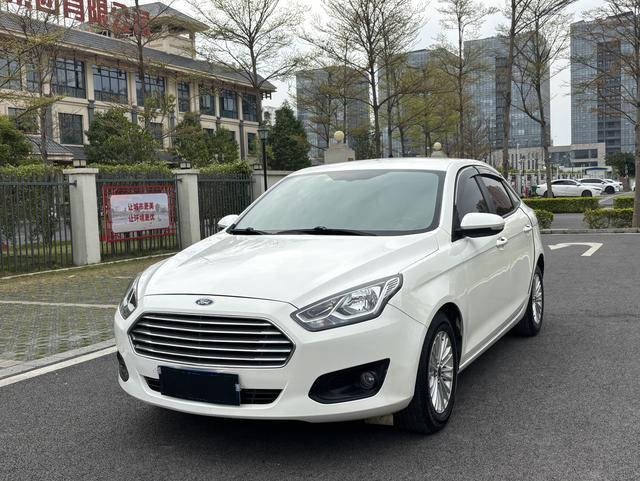 Ford Escort 2015 1.5L Automatic Fashion – фото 1