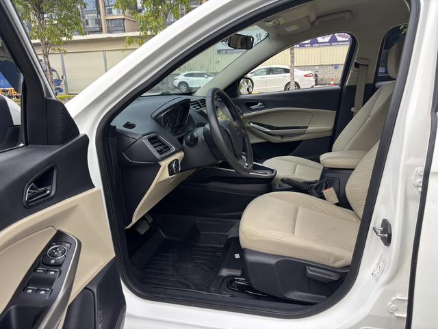 Ford Escort 2015 1.5L Automatic Fashion – фото 6