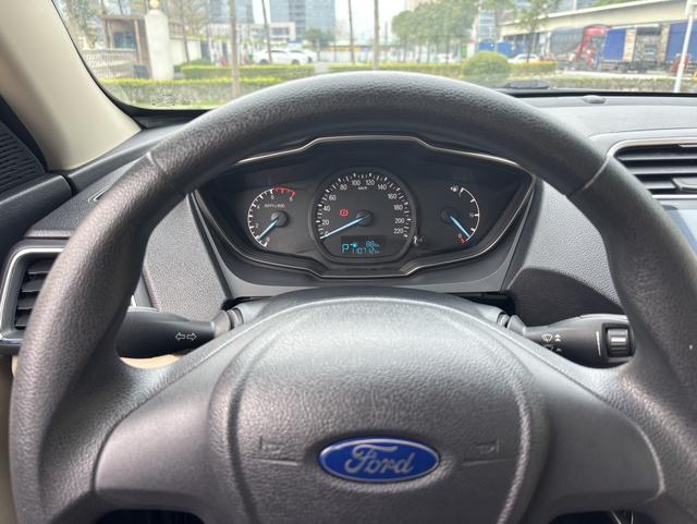 Ford Escort 2015 1.5L Automatic Fashion – фото 10