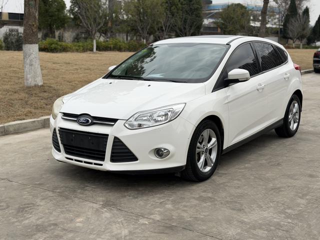 Ford Focus 2012 Hatchback 1.6L Automatic Style – фото 1