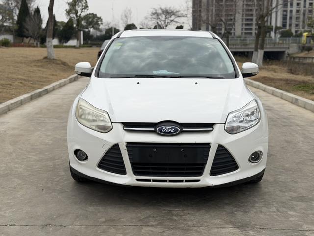 Ford Focus 2012 Hatchback 1.6L Automatic Style – фото 2