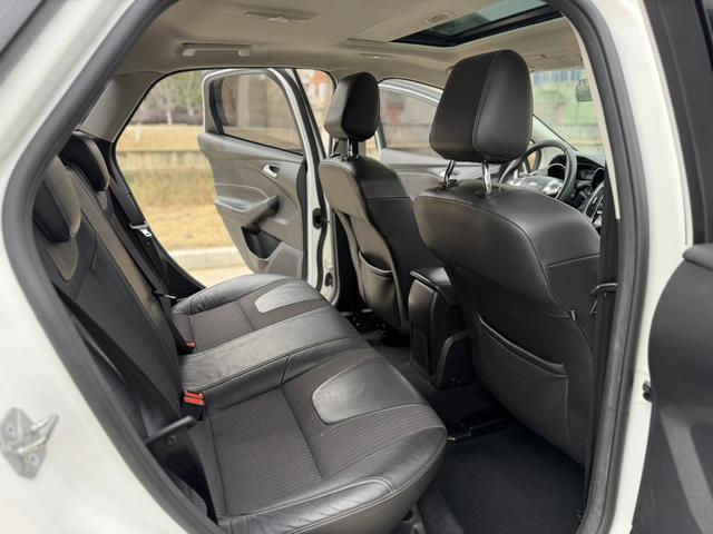Ford Focus 2012 Hatchback 1.6L Automatic Style – фото 5