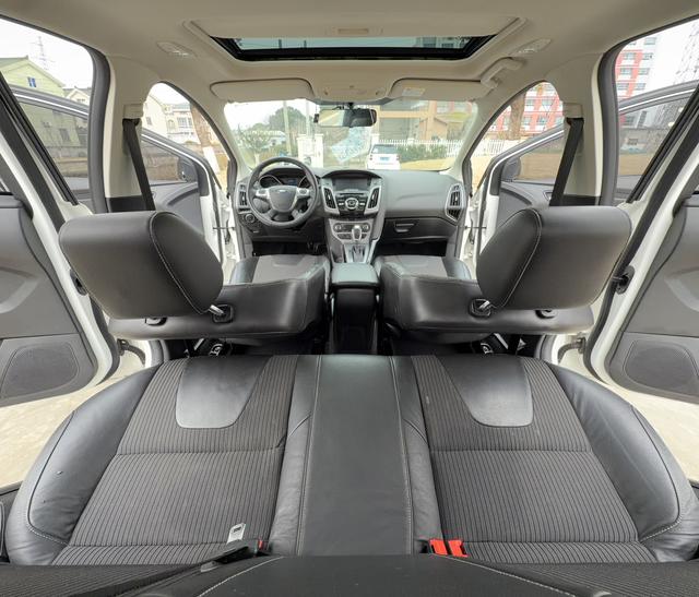 Ford Focus 2012 Hatchback 1.6L Automatic Style – фото 6