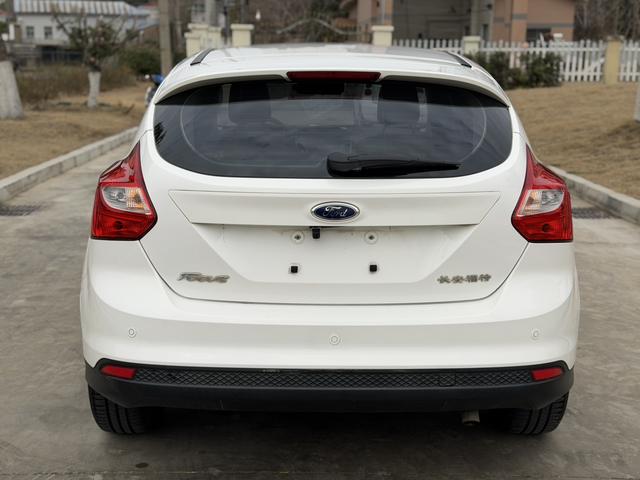 Ford Focus 2012 Hatchback 1.6L Automatic Style – фото 9