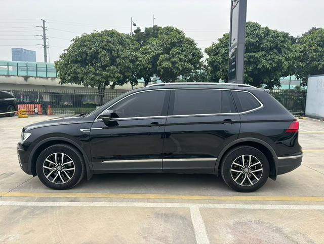 Volkswagen Tiguan L 2017 330 TSI Automatic FWD Comfort – фото 2