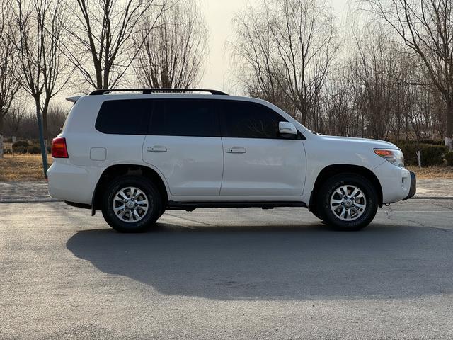 Toyota Land Cruiser 2012 4.0L Automatic VX – фото 4