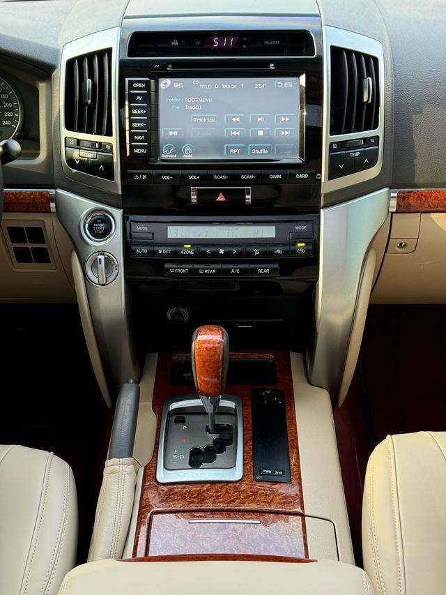 Toyota Land Cruiser 2012 4.0L Automatic VX – фото 9