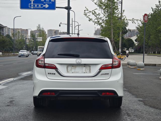 Honda Jade 2014 модификация 1.8L автоматическое Com f ort Elite Edition 5 seat – фото 5