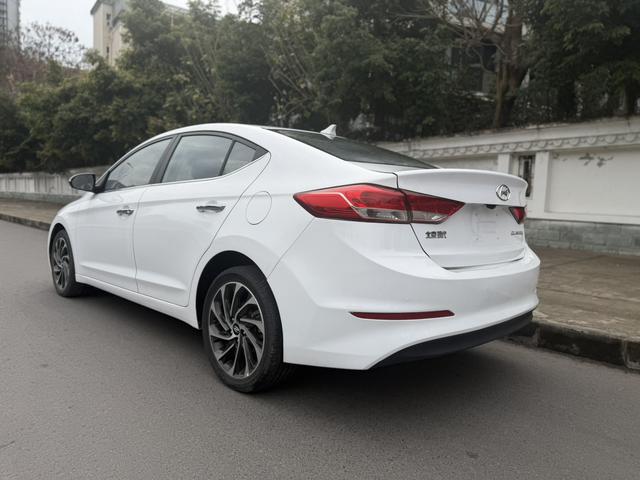 Hyundai Elantra Модель 2019 года 1.5L CVT Smart Hyun · Elite – фото 4