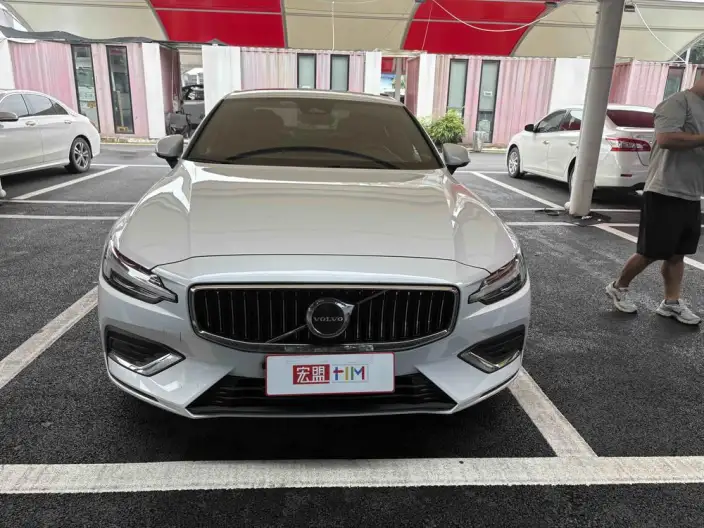 Volvo S60 2024 Model B4 Smart Range Deluxe Edition
