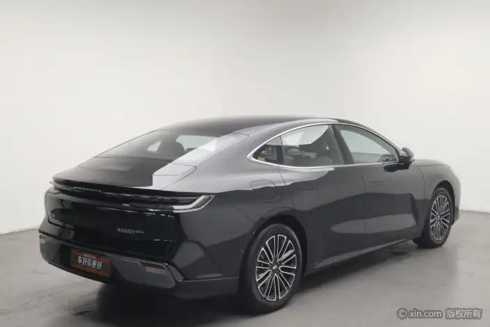 Geely Galaxy E8 PHEV 2025 Model 130km EM-i Exclusive Edition