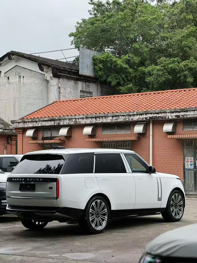 Range Rover 2026 модификация 3.0 L6 400PS AB Long axis Edition – фото 2