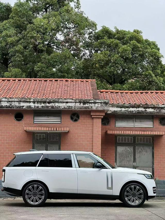 Range Rover 2026 модификация 3.0 L6 400PS AB Long axis Edition – фото 4