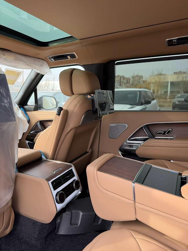 Range Rover 2026 модификация 3.0 L6 400PS AB Long axis Edition – фото 5